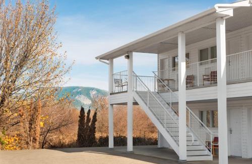 Salmon Arm Hotel | Travelodge by Wyndham Salmon Arm BC