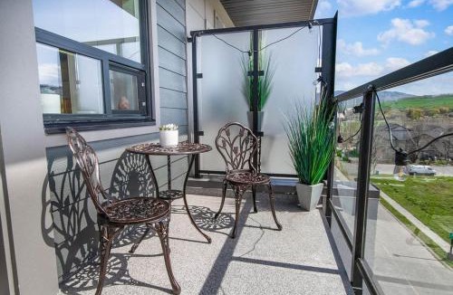 Vernon Apartment | Top Floor on Okanagan Lake with AC & Heated Pool