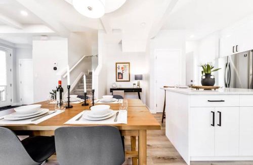 Jasper Place House | Nordic Retreat, 4BR, Min to WEM & DT, AirCon & Fireplace, Sleeps 10!