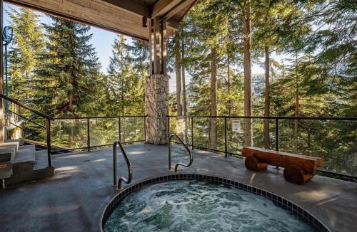 Blueberry Hill House | 2BR plus Loft, Modern and Spacious, Hot Tub and Sauna, Private Balcony, Fireplace