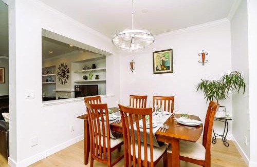 Willoughby House | Comfortable and Modern Rowhouse Perfect for BC Escapade, air conditioned