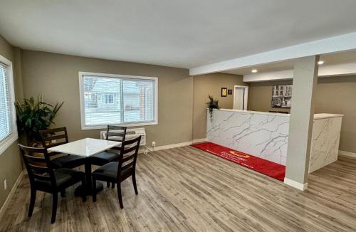 Pincher Creek Hotel | Econo Lodge Inn & Suites Pincher Creek
