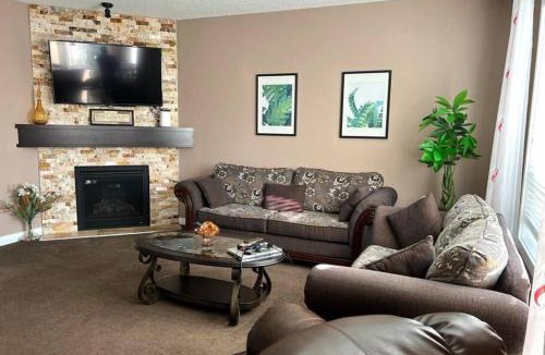 Panorama Hills House | Luxury 4 Bedroom Air Conditioned & Cozy Home close to Airport, Shops, Downtown, Stampede, Rocky Mountains and many amenities in Panorama Hills NW Calgary