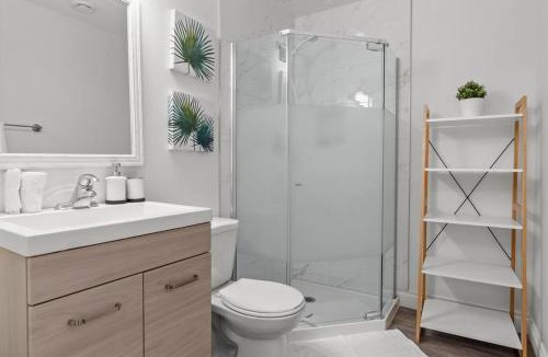 West Edmonton House | Cozy Home - 9mins to WEM -Foosball -Vintage arcade - Air conditioning