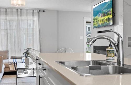 West Edmonton House | Cozy Home - 9mins to WEM -Foosball -Vintage arcade - Air conditioning
