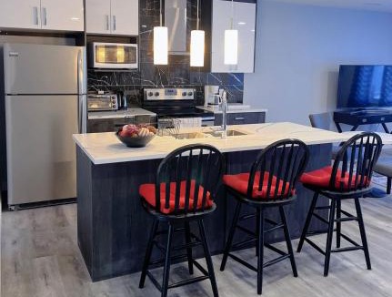 Citadel House | Banff Garden Suite&2mins Bus station Close LRT& Free Parking