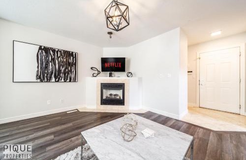 Northwest Edmonton House | LUXURIOUS 6 Bed Home I Fireplace I near Sports Park I with Double Garage & Fast WiFi!