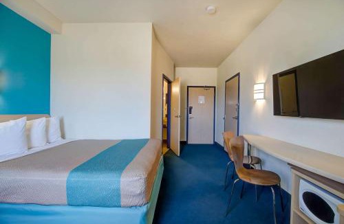Clairmont Hotel | Motel 6-Grande Prairie, AB