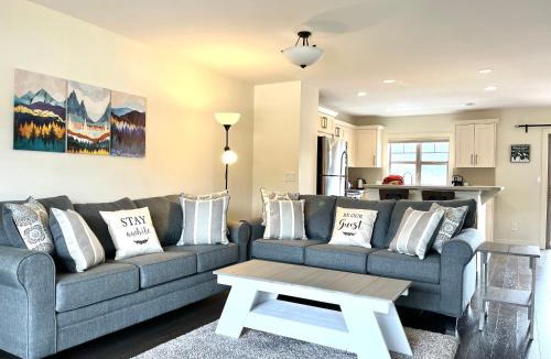Invermere House | Perfect base Invermere 3bd townhouse mt views with garage