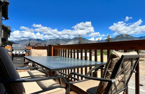 Invermere House | Perfect base Invermere 3bd townhouse mt views with garage