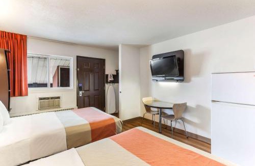 South Lethbridge Hotel | Motel 6-Lethbridge, AB