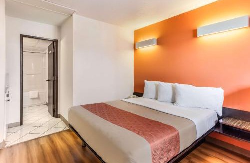 South Lethbridge Hotel | Motel 6-Lethbridge, AB