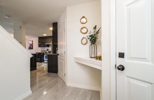 Southeast Edmonton Villa | Spa Oasis Home - Hot Tub - King Bed - AC - BBQ - Garage!