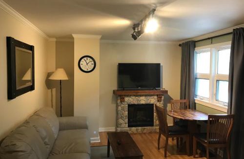 Field Hotel | Canadian Rockies Inn - Adults only