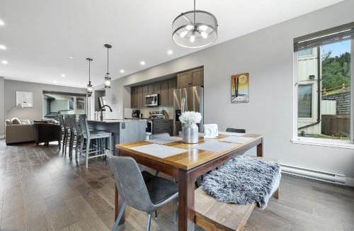 Sun Peaks House | Spacious Modern Ski-in Ski-out with Hot Tub Townhouse