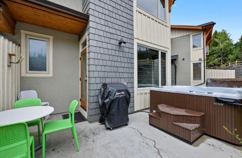 Sun Peaks House | Spacious Modern Ski-in Ski-out with Hot Tub Townhouse