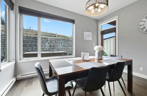 Sun Peaks House | Spacious Modern Ski-in Ski-out with Hot Tub Townhouse