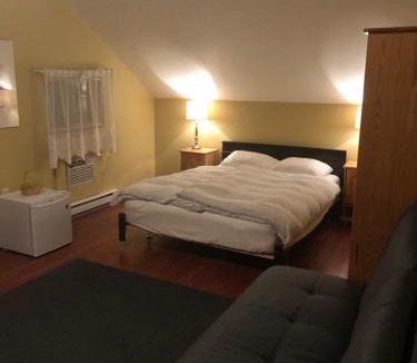 Cawston Bed & Breakfast | Crowsnest Vineyards Guesthouse