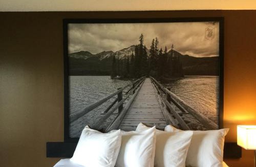 Spruce Grove Hotel | Super 8 by Wyndham Spruce Grove