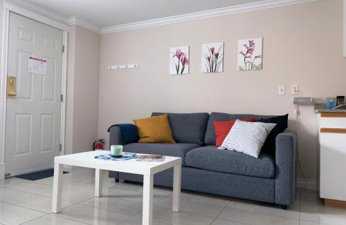 Renfrew-Collingwood Villa | Entire Private Suite - 5 Min Walk to SkyTrain, Free Parking, 15 Mins to Downtown