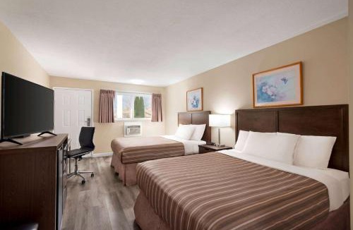 Salmon Arm Hotel | Travelodge by Wyndham Salmon Arm BC