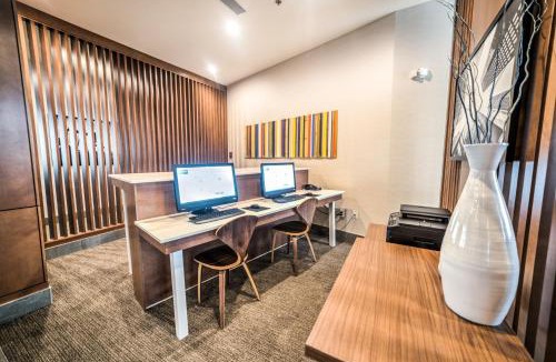 West Edmonton Hotel | Holiday Inn Express & Suites - West Edmonton-Mall Area by IHG