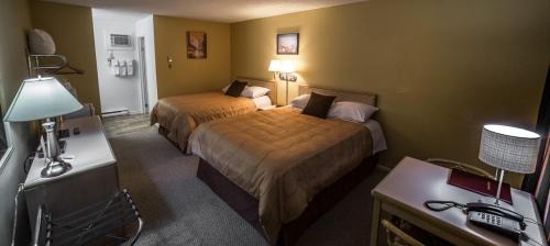 100 Mile House Hotel | Westwood Motel 100 Mile House