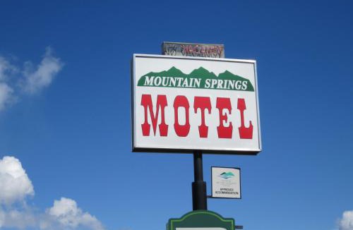 Barriere Hotel | Mountain Springs Motel & RV Park