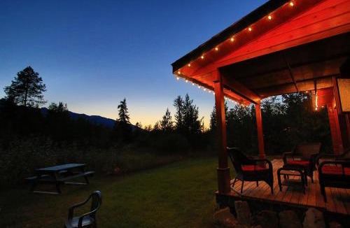Tete Jaune Cache Ski Chalet | Mica Mountain Lodge & Log Cabins