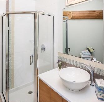 Harrison Hot Springs Bed & Breakfast | The Rockwell-Harrison Guest Lodge