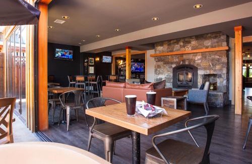 Nakusp Hotel | The Lodge at Arrow Lakes