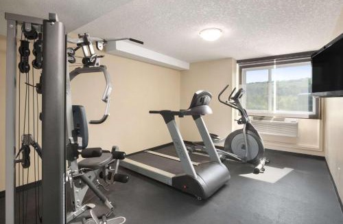 Montgomery Hotel | Days Inn by Wyndham Calgary Northwest