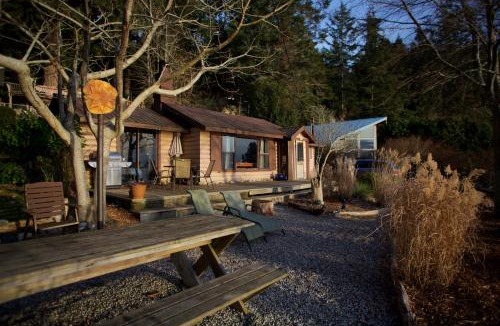 Halfmoon Bay House | Halfmoon Haven Beach Cottage or Oceanview Suite