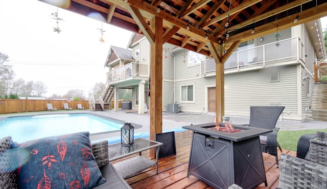 Huge house sleeps 22 w/ pool, hotub, karaoke, pool table in Abbotsford