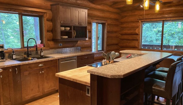 Beautiful Log Cabin in the woods, quick drive to Shuswap Lake