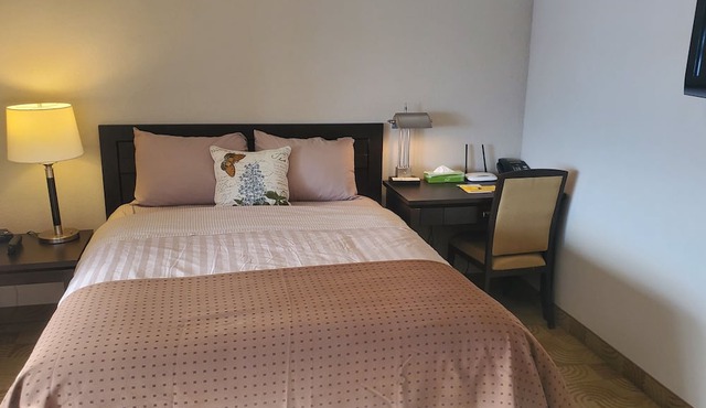 Shoreside Inn & Suites