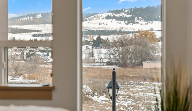 Trendy Studio, Mountain Views, Close to Ski Hill!