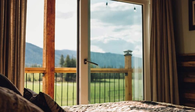 Comfortable rustic cabin right next to Wells Gray Park
