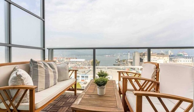Stylish Downtown Oasis ~ Breathtaking View ~ Gym!