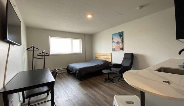 King Exec w Kitchenette Suite Modern and Trendy! in Clairmont
