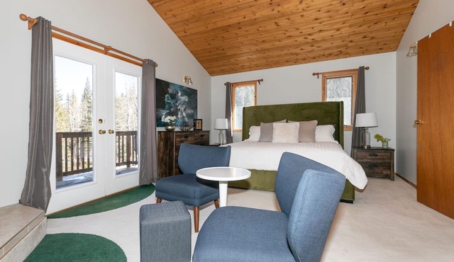 Dream 4-Br 4-Ba Chalet | Private Hot Tub | 2 min to Jasper National Park Gates