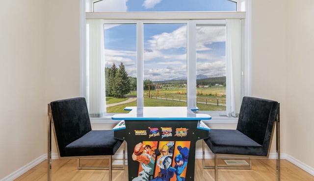 LUXURIOUS 5-Br Acreage | Year-Round Heated Pool & HotTub | Mtn View | Pool Table