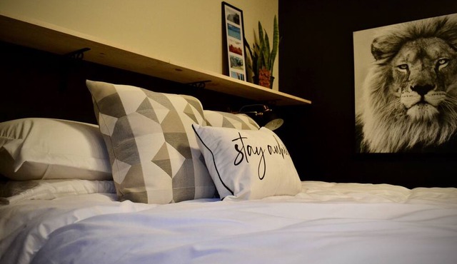 Lux town suite Backs onto river & paths with fireplace in Sundre