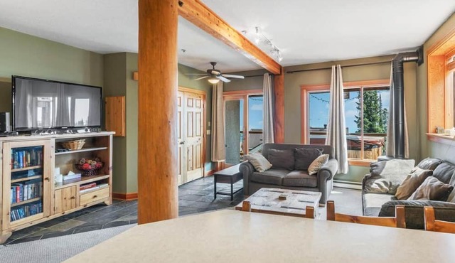 Cozy Nook - Cozy and Rustic with Private Hot Tub and a Nice View