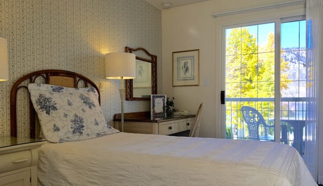 Lakeside Country Inn
