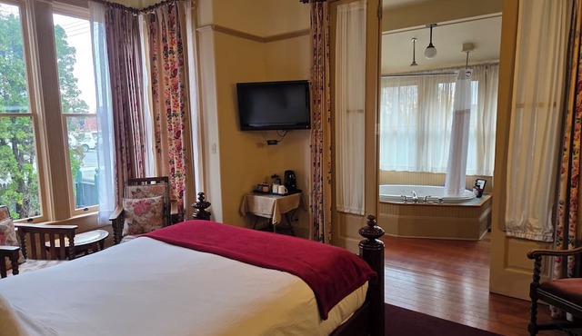 Spinnakers Brewpub & Guesthouses