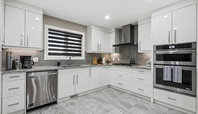 *Upscale Downtown Home on 17 Ave l 5 Mins to Stampede l Two King Rooms* in Calgary