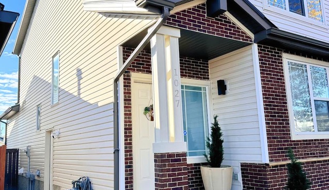Charming 2-bedroom house in delightful Calgary with WiFi, AC
