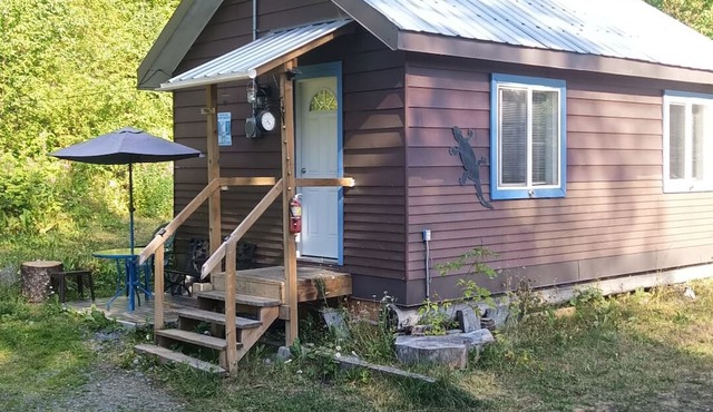 Cozy cabin meters away from the Cedar creek and Quesnel Lakennnn in Likely