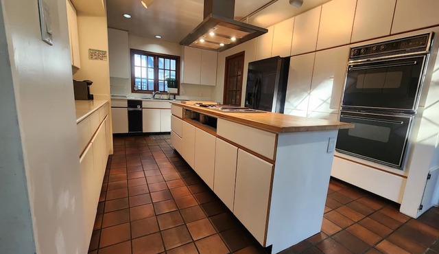 3 bedroom house with small gym house .5 min drive to grous mountain and shopping in North Vancouver